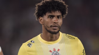 Hugo Souza em jogo do Corinthians