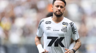 Neymar assiste à partida do Santos em camarote na Vila Belmiro.
