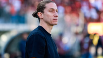 Filipe Luís comanda o Flamengo na beira do gramado.
