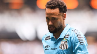 Neymar em campo pelo Santos em jogo recente.
