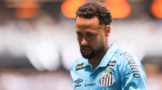 Jogadores de Santos e Corinthians se cumprimentam em campo antes do clássico