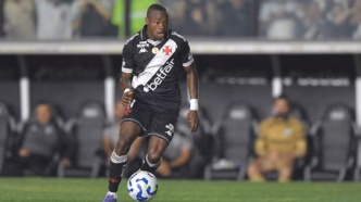 Andrés Gómez exibe suas habilidades de dança, buscando inspiração para marcar gols pelo Vasco.