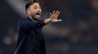 Davide Ancelotti, técnico do Botafogo, visivelmente preocupado com a lesão de Álvaro Montoro.
