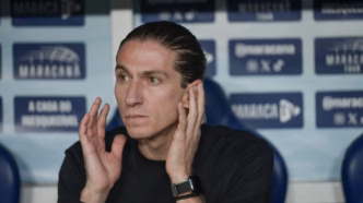 Filipe Luís comandando o Flamengo no Maracanã em jogo da Libertadores.
