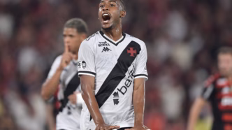 Rayan comemorando gol pelo Vasco da Gama