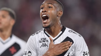 Rayan comemora gol pelo Vasco da Gama em partida do Campeonato Brasileiro