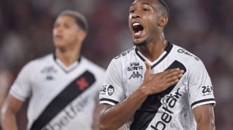 Rayan do Vasco comemora gol contra o Flamengo