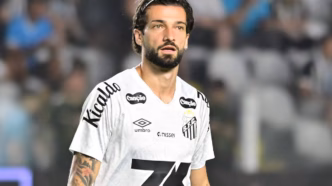 Lautaro Díaz com a camisa do Santos em campo, em partida pelo Campeonato Brasileiro.