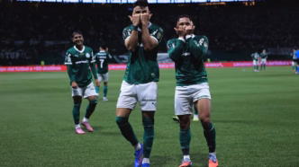 Flaco Lopez e Vitor Roque comemoram gol do Palmeiras sobre River Plate
