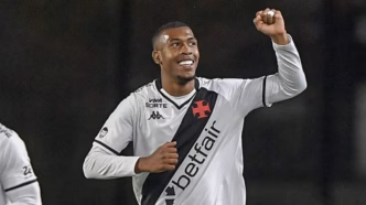 Rayan comemora gol do Vasco contra o Cruzeiro em São Januário, em partida válida pelo Campeonato Brasileiro.
