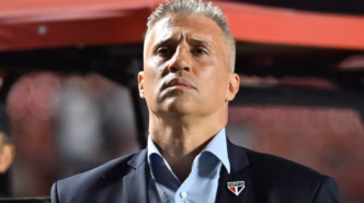Crespo, técnico do São Paulo, em treinamento.