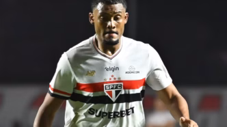 Sabino, zagueiro do São Paulo, em ação durante a vitória contra o Fortaleza no Brasileirão.