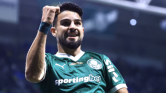 Flaco López comemora gol do Palmeiras contra o Vasco, mostrando sua importância ofensiva.