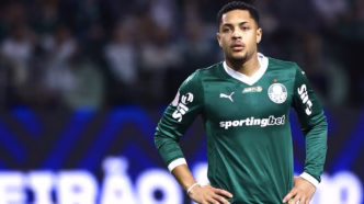 Vitor Roque em ação pelo Palmeiras, com destaque para sua fase.