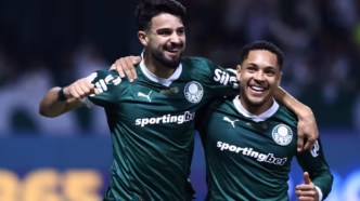 Flaco López e Vitor Roque celebram gol pelo Palmeiras.