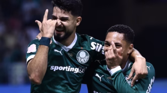 Flaco López e Vitor Roque, atacantes do Palmeiras, comemoram gol marcado.