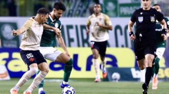 Flaco Lopez e Hugo Moura em campo durante a partida entre Palmeiras e Vasco pelo Campeonato Brasileiro.