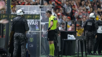 Raphael Claus analisa lance no VAR durante partida de futebol entre Sport e Fluminense.