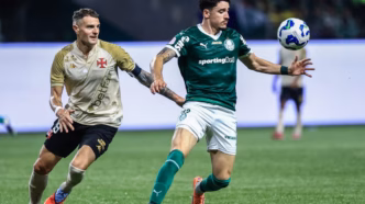 Piquerez, lateral do Palmeiras, em ação durante partida do Brasileirão.