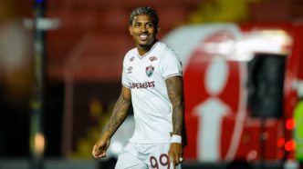 John Kennedy em ação pelo Fluminense em partida contra o Sport, com Raphael Claus próximo.