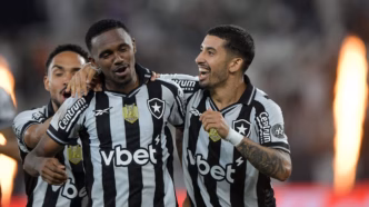 Santi Rodríguez e Jeffinho comemoram gol do Botafogo contra o Bahia.