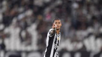 Newton, jogador do Botafogo em destaque com a bola nos pés em jogo recente.