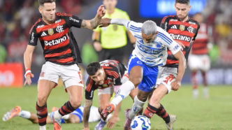 Jogadores do Flamengo tentam desarmar Matheus Pereira, do Cruzeiro em partida no Maracanã.