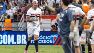 Luciano comemora gol pelo São Paulo contra o Fortaleza
