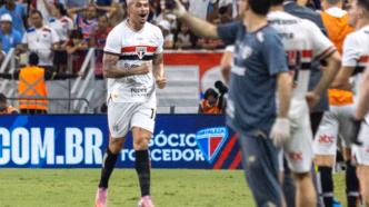 Luciano, atacante do São Paulo, comemorando um gol.