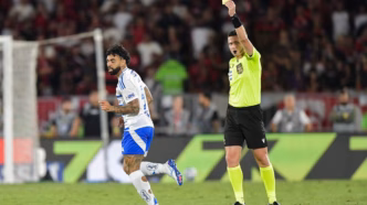 Ramon Abatti Abel aplica cartão amarelo em jogador durante a partida entre Flamengo e Cruzeiro.