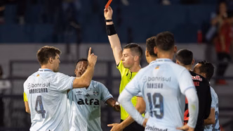 Kannemann, zagueiro do Grêmio, em lance polêmico durante a partida contra o Bragantino.