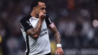 Maycon comemora gol de pênalti pelo Corinthians