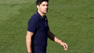 Abel Ferreira, técnico do Palmeiras, com expressão séria em campo.