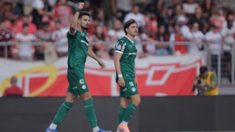 Mauricio e Flaco López celebram a virada do Palmeiras contra o São Paulo no Brasileirão.