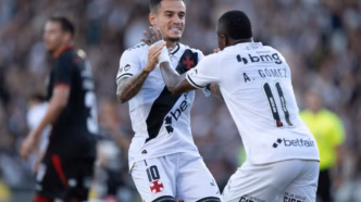 Coutinho e Andrés Gómez do Vasco celebram gol em partida do Campeonato Brasileiro.