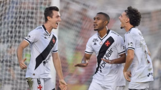 Rayan comemora gol do Vasco contra o Vitória em São Januário