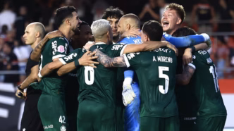 Palmeiras comemora gol contra o São Paulo no Morumbi em partida do Brasileirão.