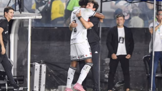 GB e Fernando Diniz se abraçam após o gol da vitória do Vasco