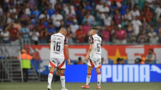 Samuel Lino em campo durante partida do Flamengo pelo Brasileirão.