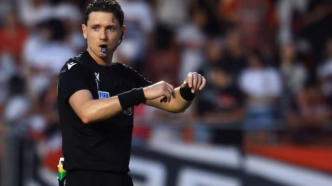 Ramon Abatti Abel, árbitro central em partida do Campeonato Brasileiro.