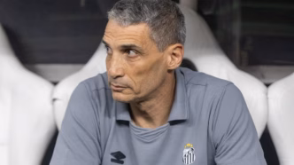 Vojvoda, técnico do Santos, comanda a equipe em busca de vitória contra o Vitória no Brasileirão.