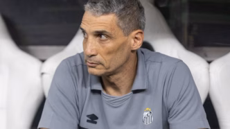 Juan Pablo Vojvoda técnico do Santos em partida contra o Ceará.