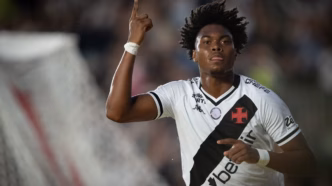 GB comemora gol pelo Vasco contra o Vitória