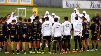 Jogadores do Santos em treinamento sob forte chuva no CT Rei Pelé.