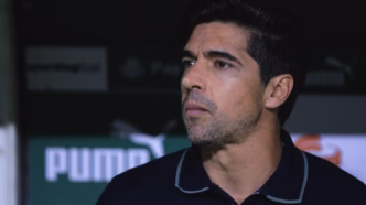Abel Ferreira comandando o Palmeiras em jogo decisivo do Brasileirão