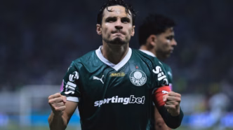 Raphael Veiga celebra gol em vitória do Palmeiras sobre o Juventude no Brasileirão.