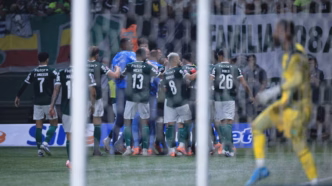 Elenco do Palmeiras comemora gol de Bruno Rodrigues em partida contra o Juventude.