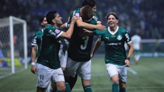 Jogadores do Palmeiras em comemoração de gol pelo Brasileirão.