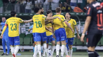 Jogadores do Palmeiras comemoram gol contra o Bragantino, destacando a vitória alviverde.