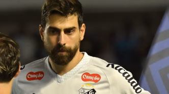 Luan Peres em campo pelo Santos em partida do Campeonato Brasileiro.